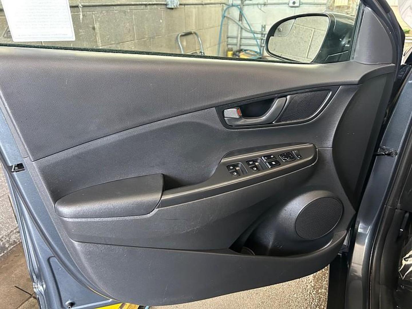 2021 GRAY Hyundai Kona (KM8K12AA7MU) with an 4-Cyl 2.0 Liter engine, Automatic 6-Spd w/Shiftronic transmission, located at 412 Auto Vista Drive, Palmdale, CA, 93551, (661) 945-0620, 34.592636, -118.136681 - Photo#16