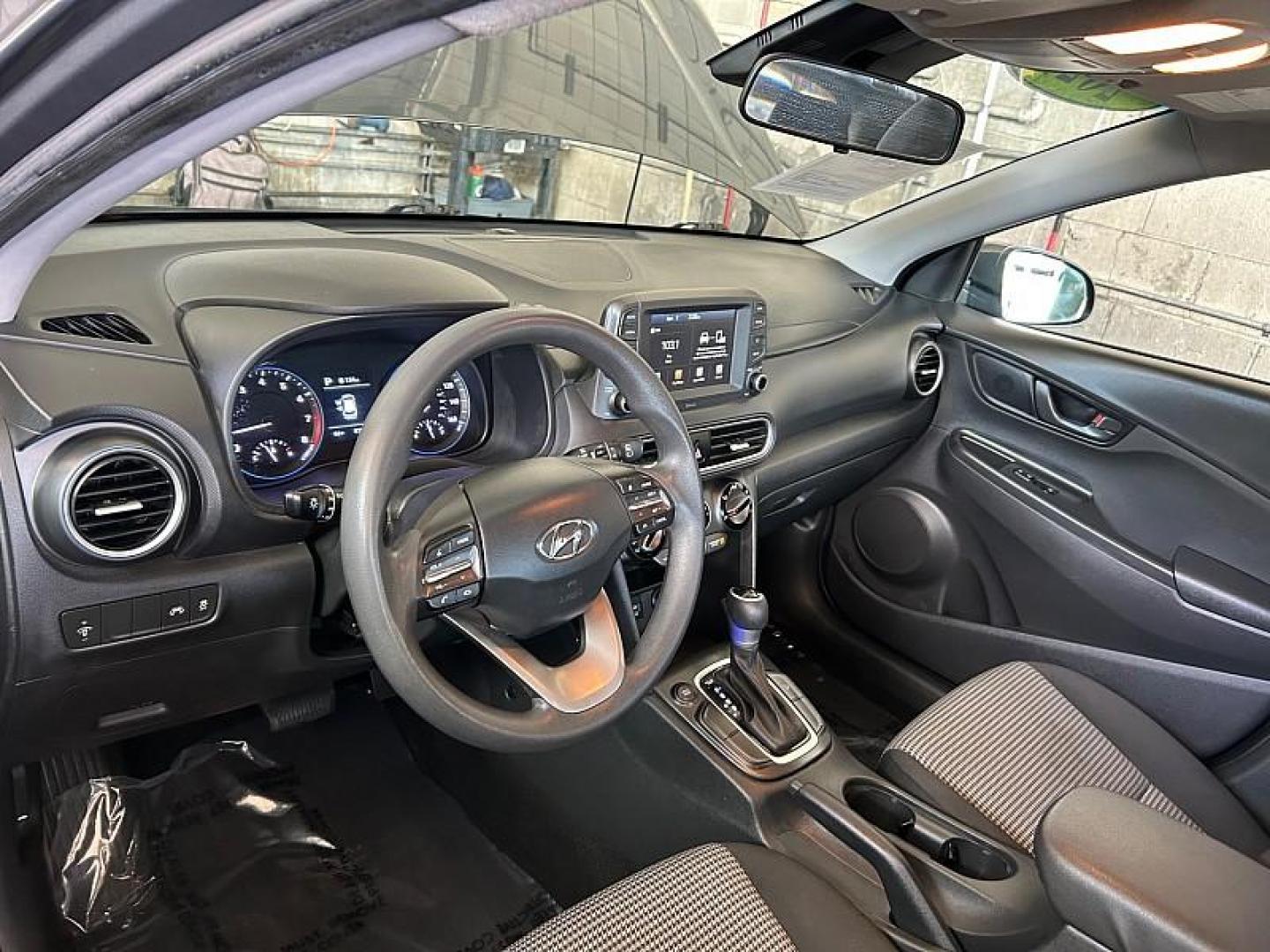 2021 GRAY Hyundai Kona (KM8K12AA7MU) with an 4-Cyl 2.0 Liter engine, Automatic 6-Spd w/Shiftronic transmission, located at 412 Auto Vista Drive, Palmdale, CA, 93551, (661) 945-0620, 34.592636, -118.136681 - Photo#17