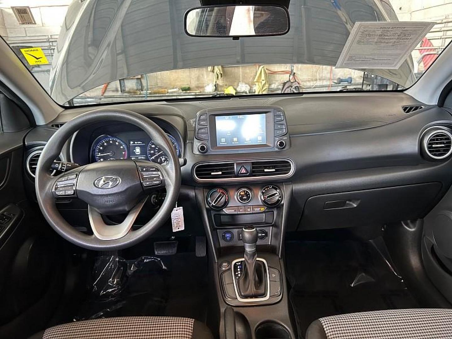 2021 GRAY Hyundai Kona (KM8K12AA7MU) with an 4-Cyl 2.0 Liter engine, Automatic 6-Spd w/Shiftronic transmission, located at 412 Auto Vista Drive, Palmdale, CA, 93551, (661) 945-0620, 34.592636, -118.136681 - Photo#18