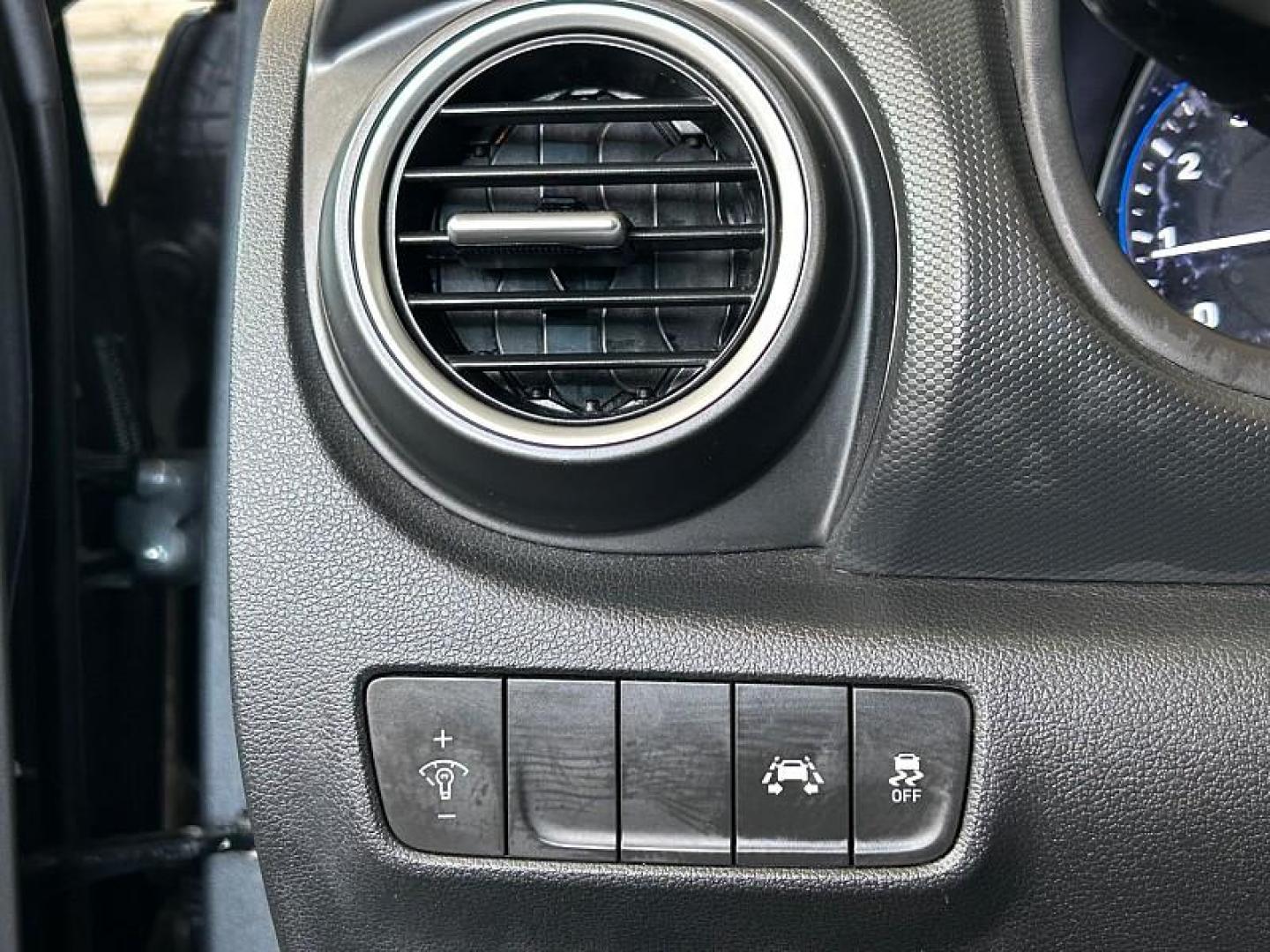 2021 GRAY Hyundai Kona (KM8K12AA7MU) with an 4-Cyl 2.0 Liter engine, Automatic 6-Spd w/Shiftronic transmission, located at 412 Auto Vista Drive, Palmdale, CA, 93551, (661) 945-0620, 34.592636, -118.136681 - Photo#25
