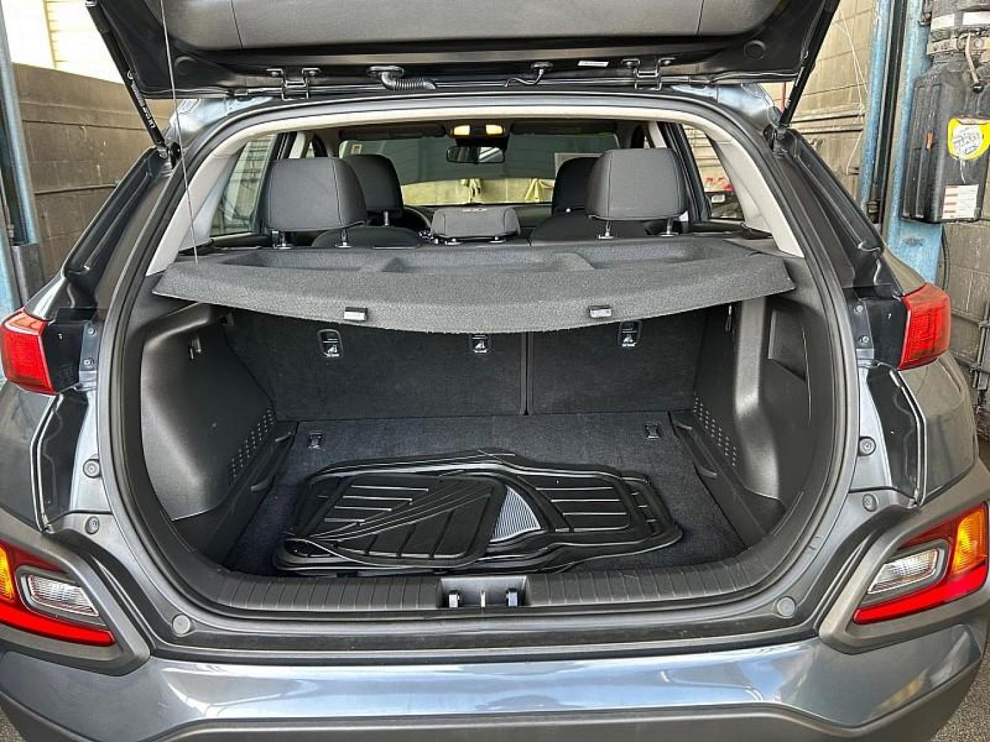 2021 GRAY Hyundai Kona (KM8K12AA7MU) with an 4-Cyl 2.0 Liter engine, Automatic 6-Spd w/Shiftronic transmission, located at 412 Auto Vista Drive, Palmdale, CA, 93551, (661) 945-0620, 34.592636, -118.136681 - Photo#27