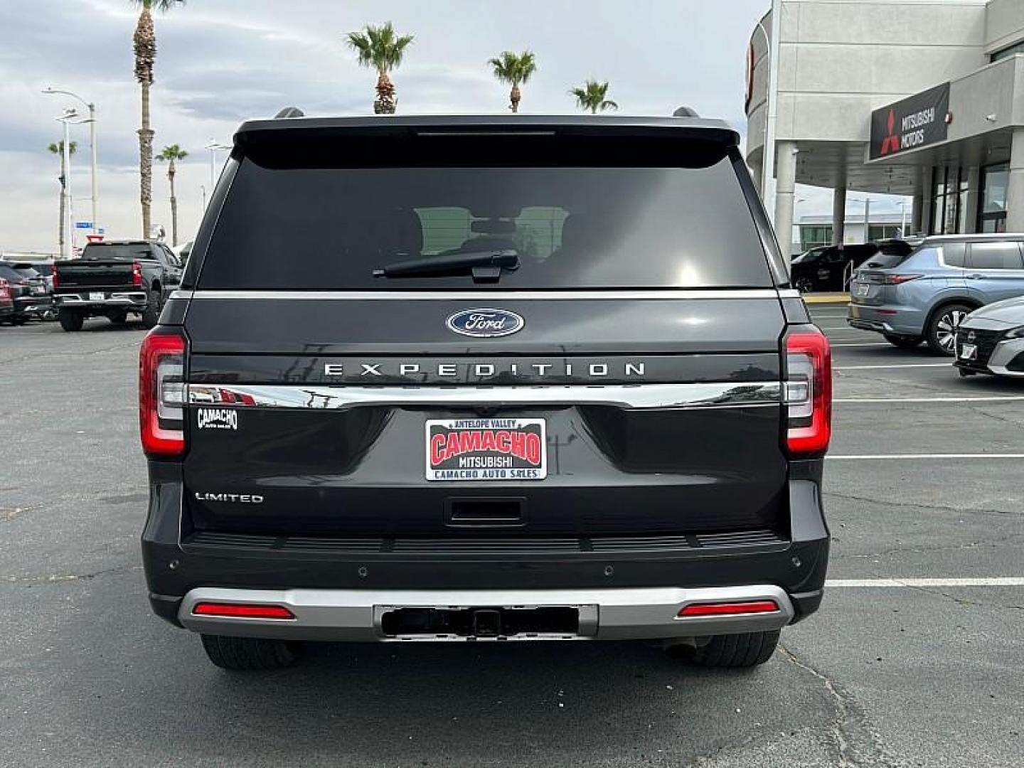 2024 GRAY Ford Expedition (1FMJU1K80RE) with an V6 EcoBoost Twin Turbo 3.5 Liter engine, Automatic 10-Spd w/SelectShift transmission, located at 412 Auto Vista Drive, Palmdale, CA, 93551, (661) 945-0620, 34.592636, -118.136681 - Photo#8