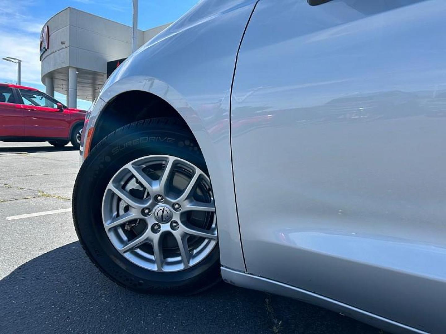 2024 SILVER Chrysler Pacifica (2C4RC1BG2RR) with an V6 3.6 Liter engine, Automatic 9-Spd transmission, located at 412 Auto Vista Drive, Palmdale, CA, 93551, (661) 945-0620, 34.592636, -118.136681 - Photo#7