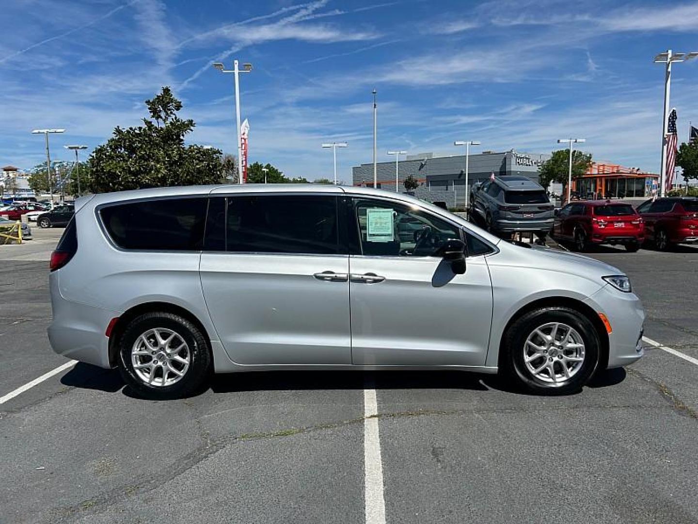 2024 SILVER Chrysler Pacifica (2C4RC1BG2RR) with an V6 3.6 Liter engine, Automatic 9-Spd transmission, located at 412 Auto Vista Drive, Palmdale, CA, 93551, (661) 945-0620, 34.592636, -118.136681 - Photo#10