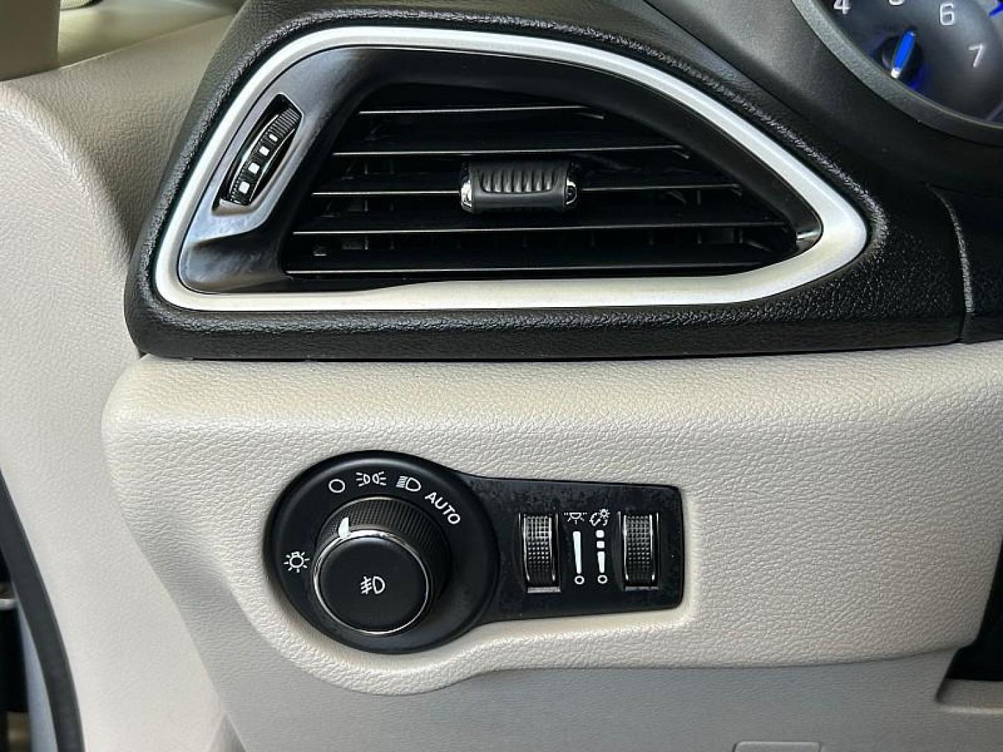 2024 SILVER Chrysler Pacifica (2C4RC1BG2RR) with an V6 3.6 Liter engine, Automatic 9-Spd transmission, located at 412 Auto Vista Drive, Palmdale, CA, 93551, (661) 945-0620, 34.592636, -118.136681 - Photo#26