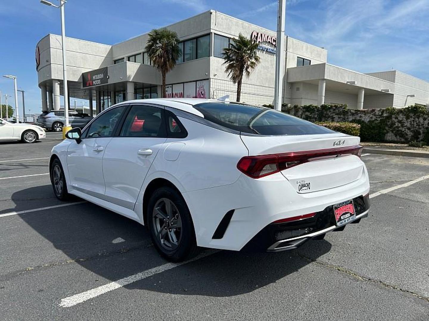 2023 WHITE Kia K5 (5XXG14J26PG) with an 4-Cyl Turbo 1.6 Liter engine, Automatic 8-Spd transmission, located at 412 Auto Vista Drive, Palmdale, CA, 93551, (661) 945-0620, 34.592636, -118.136681 - Photo#4