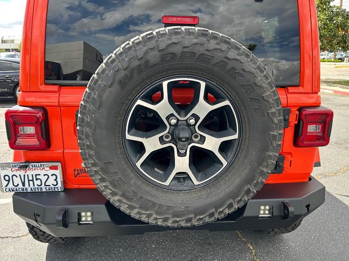 2019 ORANGE Jeep Wrangler Unlimited (1C4HJXFG1KW) with an 6-Cyl 3.6 Liter engine, Automatic transmission, located at 412 Auto Vista Drive, Palmdale, CA, 93551, (661) 945-0620, 34.592636, -118.136681 - Photo#3