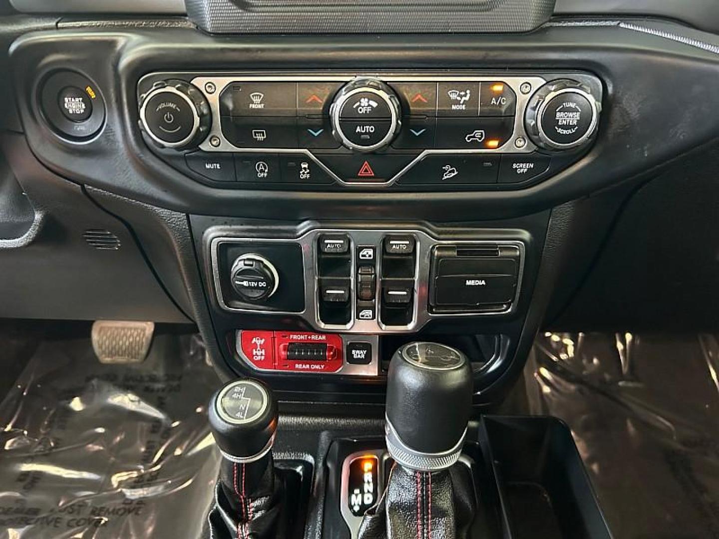 2019 ORANGE Jeep Wrangler Unlimited (1C4HJXFG1KW) with an 6-Cyl 3.6 Liter engine, Automatic transmission, located at 412 Auto Vista Drive, Palmdale, CA, 93551, (661) 945-0620, 34.592636, -118.136681 - Photo#26