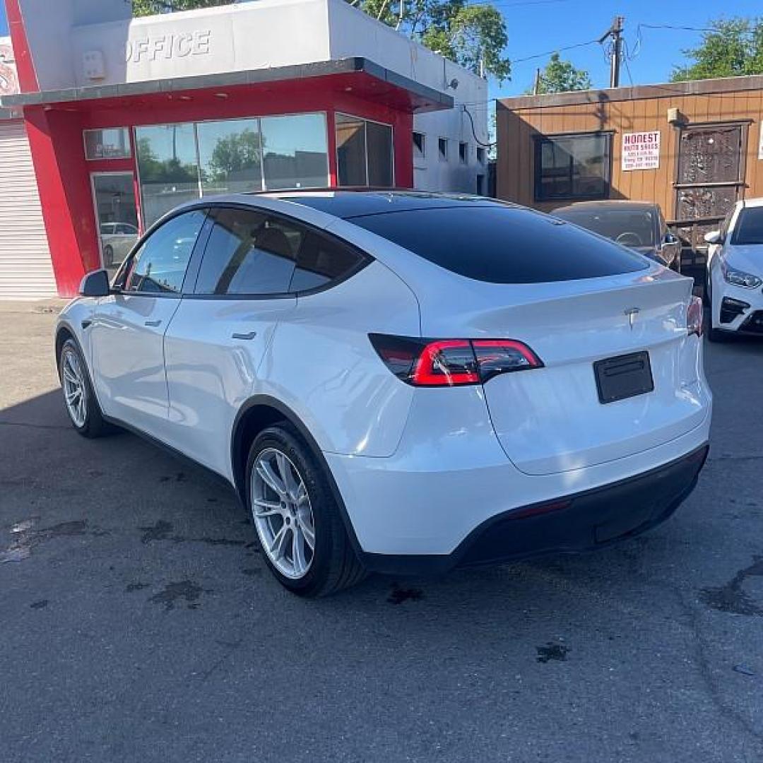 2021 WHITE Tesla Model Y (5YJYGDEEXMF) with an Dual AC Electric Motors engine, Single-Speed Fixed Gear transmission, located at 412 Auto Vista Drive, Palmdale, CA, 93551, (661) 945-0620, 34.592636, -118.136681 - Photo#1