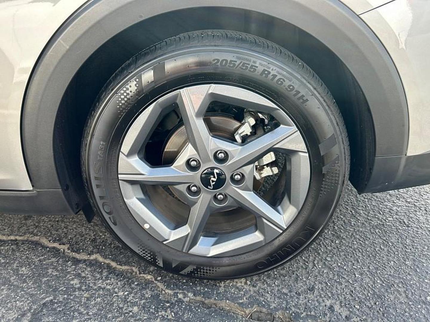 2025 GRAY Kia K4 (3KPFT4DEXSE) with an 4-Cyl 2.0 Liter engine, Automatic IVT transmission, located at 412 Auto Vista Drive, Palmdale, CA, 93551, (661) 945-0620, 34.592636, -118.136681 - Photo#12