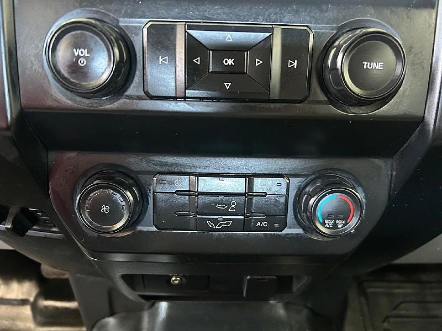 2018 WHITE Ford F-150 4WD (1FTEW1EP6JK) with an V6 EcoBoost TT 2.7L engine, Automatic transmission, located at 412 Auto Vista Drive, Palmdale, CA, 93551, (661) 945-0620, 34.592636, -118.136681 - Photo#19