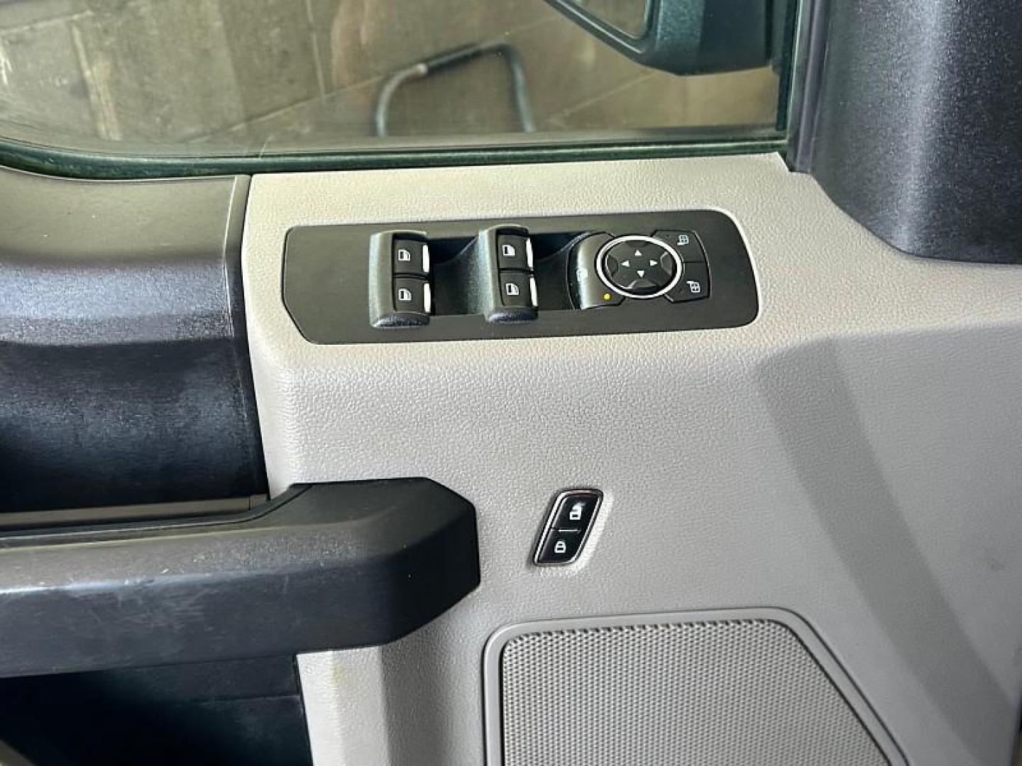 2018 WHITE Ford F-150 4WD (1FTEW1EP6JK) with an V6 EcoBoost TT 2.7L engine, Automatic transmission, located at 412 Auto Vista Drive, Palmdale, CA, 93551, (661) 945-0620, 34.592636, -118.136681 - Photo#26