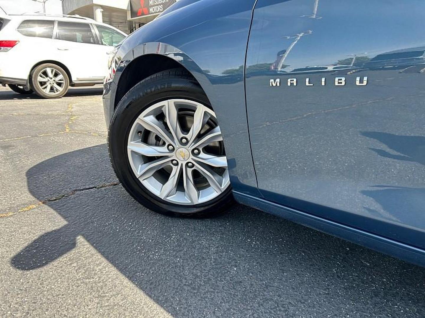 2018 GRAY Chevrolet Tahoe (1GNSKAEC8JR) with an V8 EcoTec3 5.3 Liter engine, Auto 6-Spd Overdrive transmission, located at 412 Auto Vista Drive, Palmdale, CA, 93551, (661) 945-0620, 34.592636, -118.136681 - Photo#4