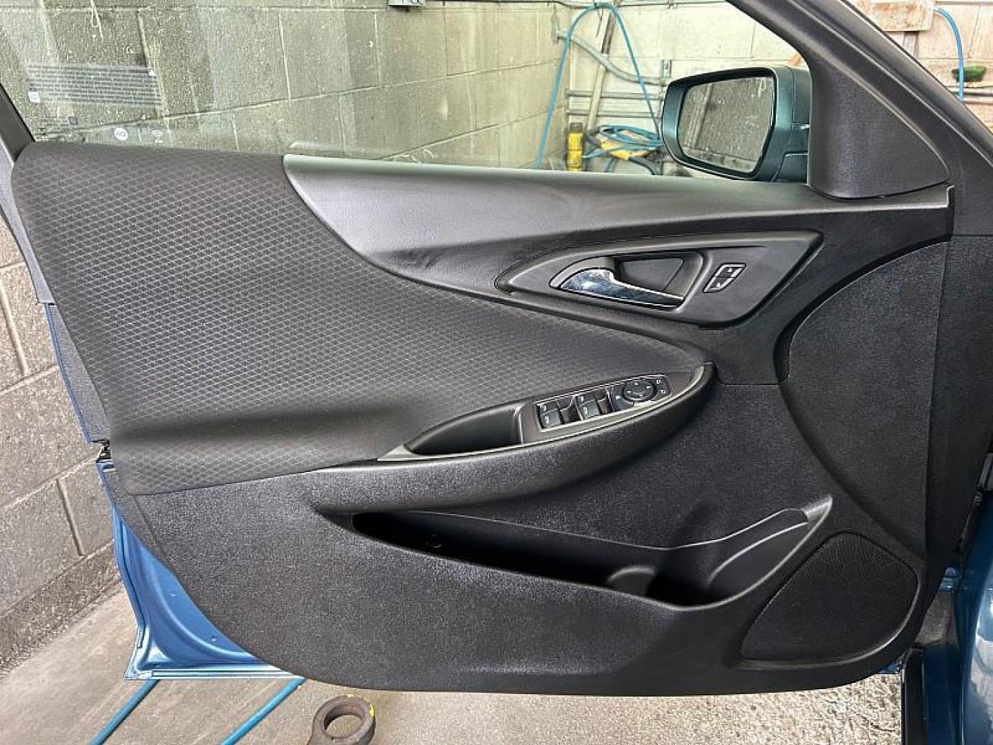 2018 GRAY Chevrolet Tahoe (1GNSKAEC8JR) with an V8 EcoTec3 5.3 Liter engine, Auto 6-Spd Overdrive transmission, located at 412 Auto Vista Drive, Palmdale, CA, 93551, (661) 945-0620, 34.592636, -118.136681 - Photo#8