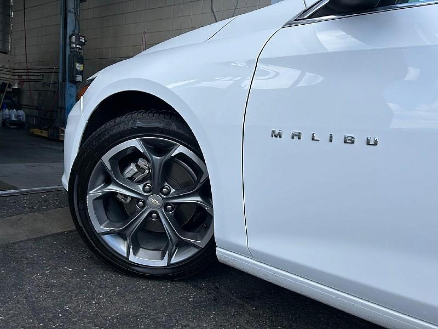 2024 WHITE Chevrolet Malibu (1G1ZD5ST5RF) with an 4-Cyl Turbo 1.5 Liter engine, Automatic CVT transmission, located at 412 Auto Vista Drive, Palmdale, CA, 93551, (661) 945-0620, 34.592636, -118.136681 - Photo#14