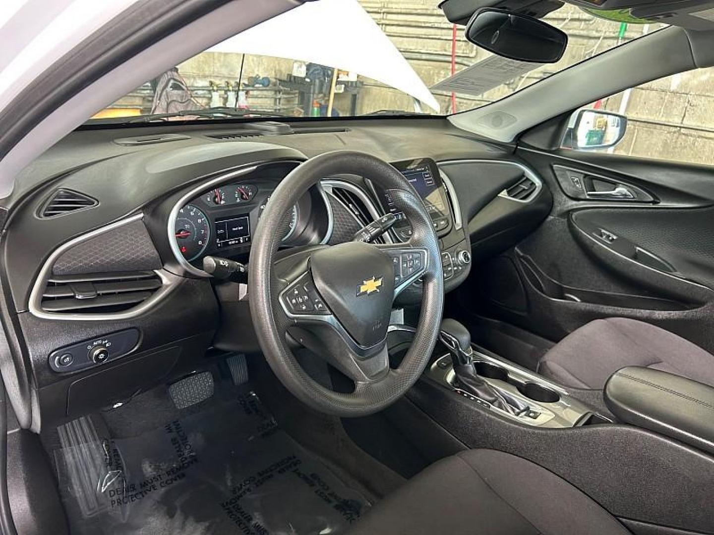 2024 WHITE Chevrolet Malibu (1G1ZD5ST5RF) with an 4-Cyl Turbo 1.5 Liter engine, Automatic CVT transmission, located at 412 Auto Vista Drive, Palmdale, CA, 93551, (661) 945-0620, 34.592636, -118.136681 - Photo#17