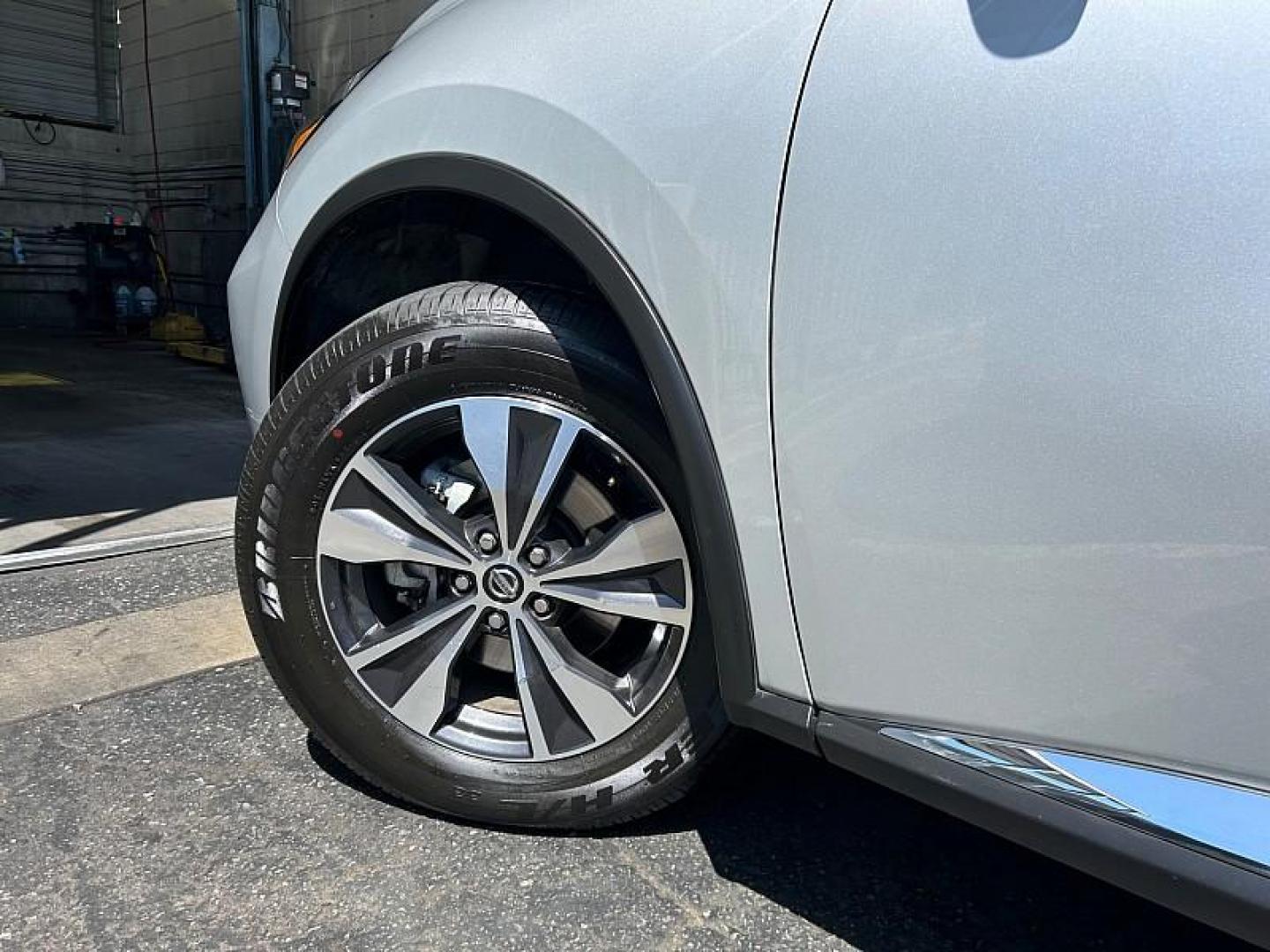 2021 SILVER Nissan Murano (5N1AZ2BJXMC) with an V6 3.5 Liter engine, Automatic Xtronic CVT transmission, located at 412 Auto Vista Drive, Palmdale, CA, 93551, (661) 945-0620, 34.592636, -118.136681 - Photo#14