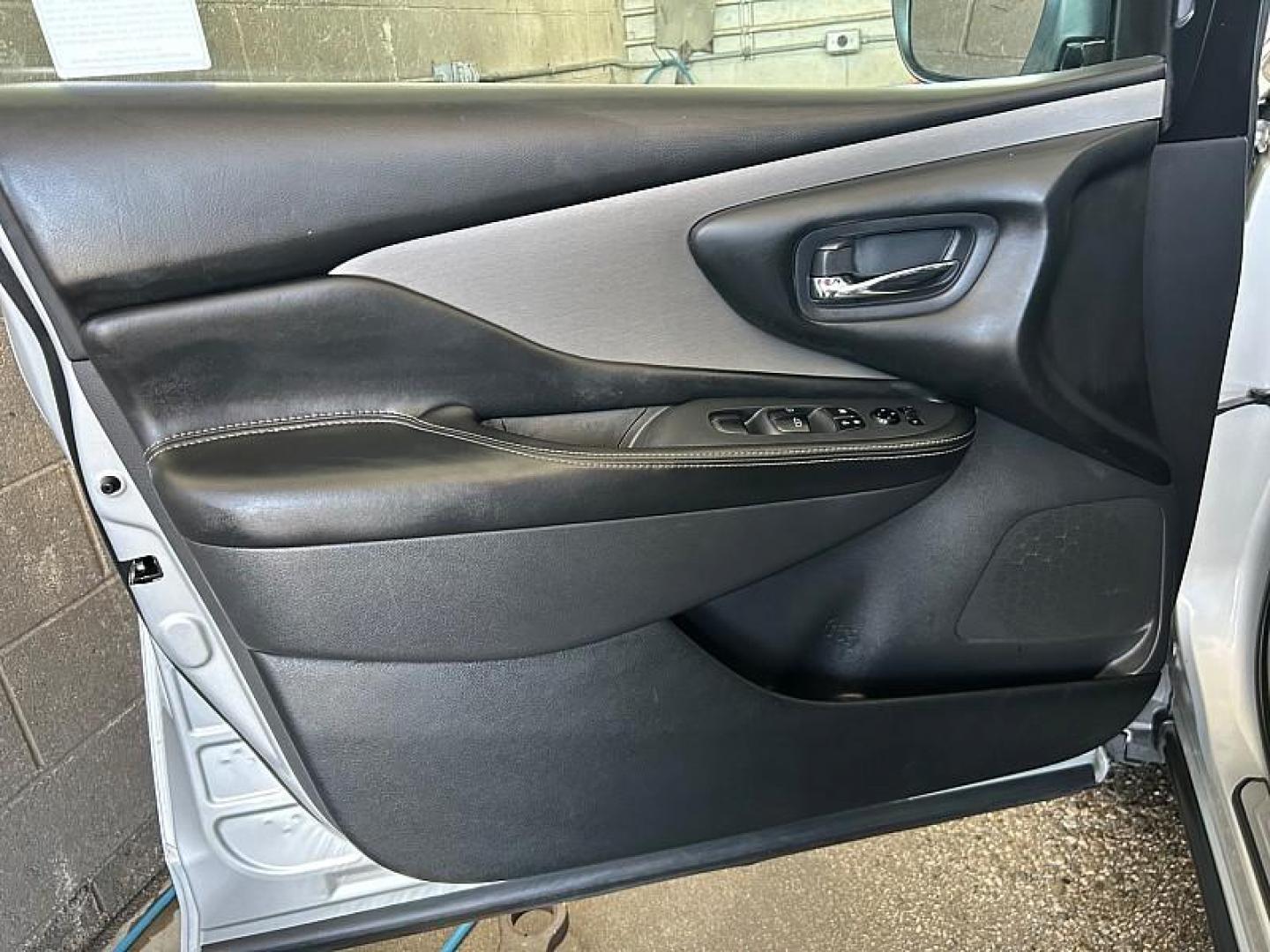 2021 SILVER Nissan Murano (5N1AZ2BJXMC) with an V6 3.5 Liter engine, Automatic Xtronic CVT transmission, located at 412 Auto Vista Drive, Palmdale, CA, 93551, (661) 945-0620, 34.592636, -118.136681 - Photo#16