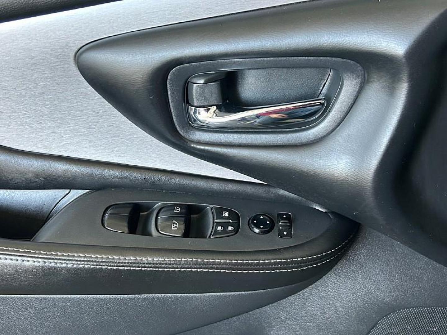 2021 SILVER Nissan Murano (5N1AZ2BJXMC) with an V6 3.5 Liter engine, Automatic Xtronic CVT transmission, located at 412 Auto Vista Drive, Palmdale, CA, 93551, (661) 945-0620, 34.592636, -118.136681 - Photo#24