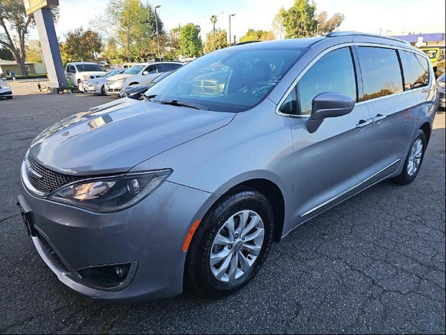 2018 SILVER Chrysler Pacifica (2C4RC1BG9JR) with an V6 3.6 Liter engine, Automatic 9-Spd transmission, located at 412 Auto Vista Drive, Palmdale, CA, 93551, (661) 945-0620, 34.592636, -118.136681 - Photo#2