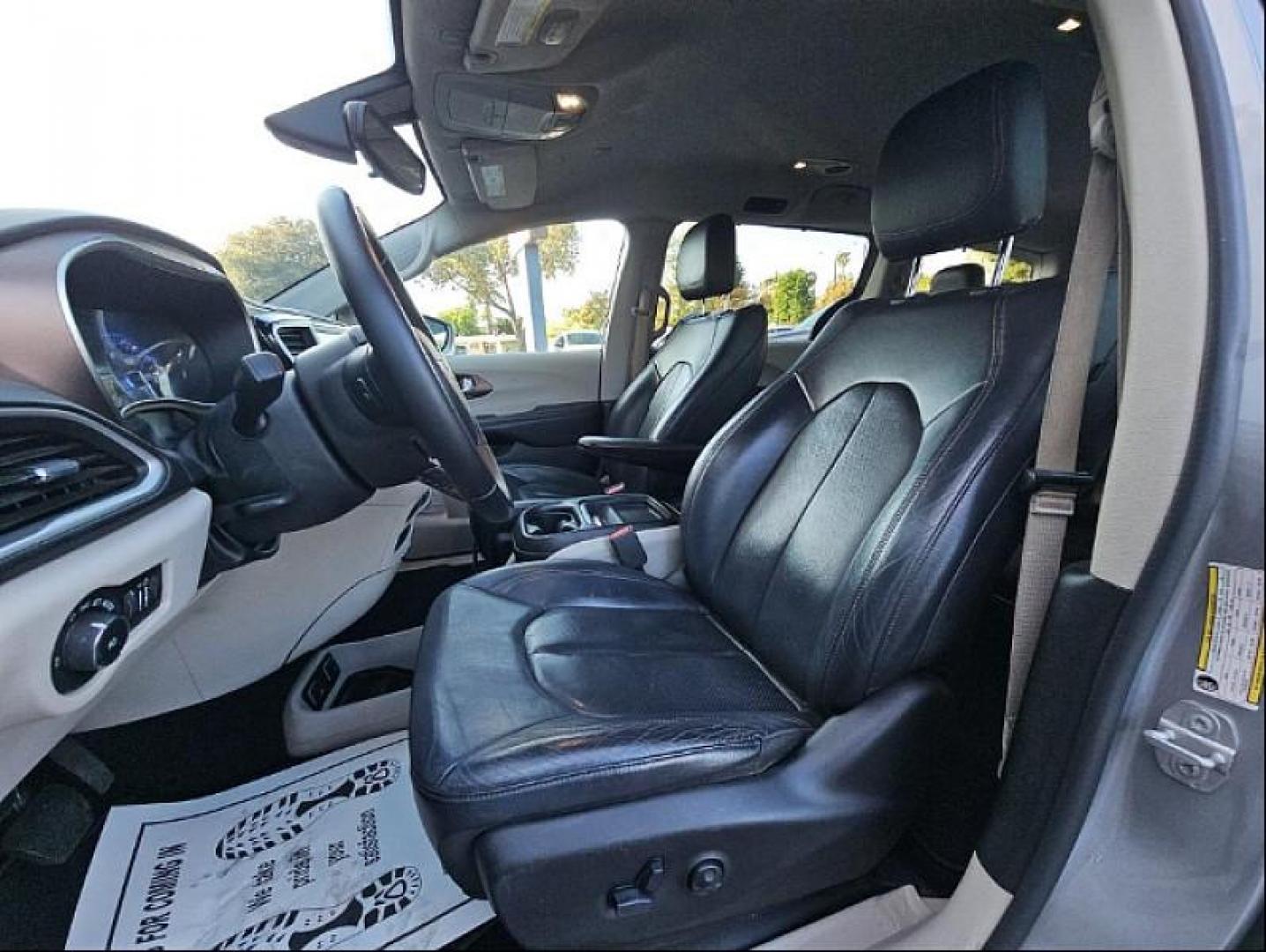 2018 SILVER Chrysler Pacifica (2C4RC1BG9JR) with an V6 3.6 Liter engine, Automatic 9-Spd transmission, located at 412 Auto Vista Drive, Palmdale, CA, 93551, (661) 945-0620, 34.592636, -118.136681 - Photo#3