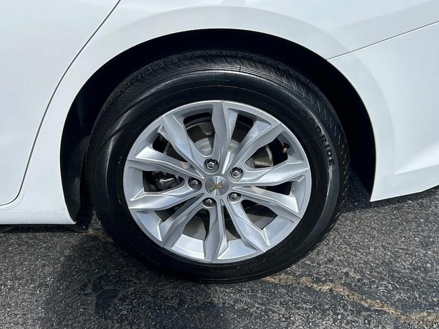 2022 WHITE Chevrolet Malibu (1G1ZD5ST9NF) with an 4-Cyl Turbo 1.5 Liter engine, Automatic CVT transmission, located at 412 Auto Vista Drive, Palmdale, CA, 93551, (661) 945-0620, 34.592636, -118.136681 - Photo#11