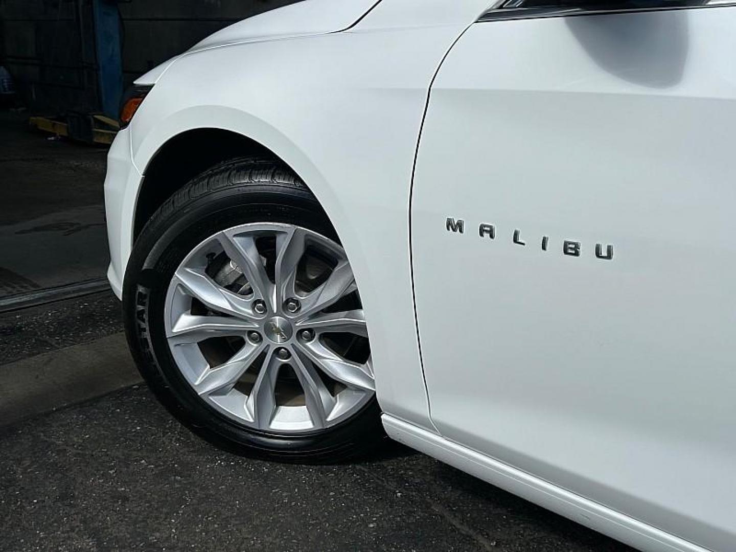 2022 WHITE Chevrolet Malibu (1G1ZD5ST9NF) with an 4-Cyl Turbo 1.5 Liter engine, Automatic CVT transmission, located at 412 Auto Vista Drive, Palmdale, CA, 93551, (661) 945-0620, 34.592636, -118.136681 - Photo#14