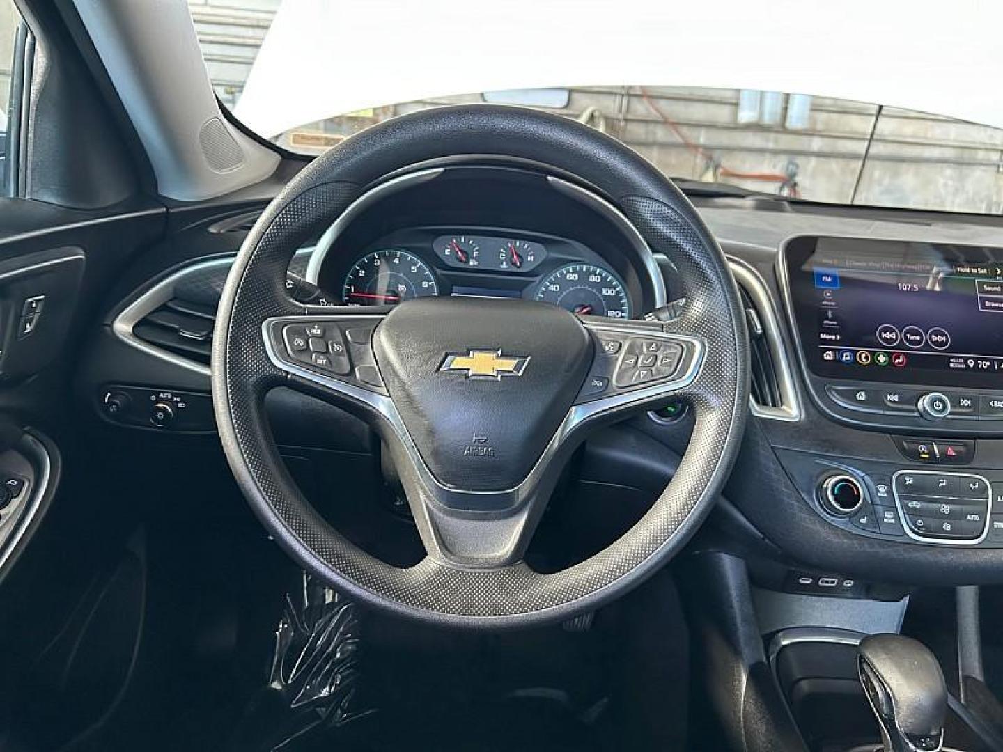 2022 WHITE Chevrolet Malibu (1G1ZD5ST9NF) with an 4-Cyl Turbo 1.5 Liter engine, Automatic CVT transmission, located at 412 Auto Vista Drive, Palmdale, CA, 93551, (661) 945-0620, 34.592636, -118.136681 - Photo#17