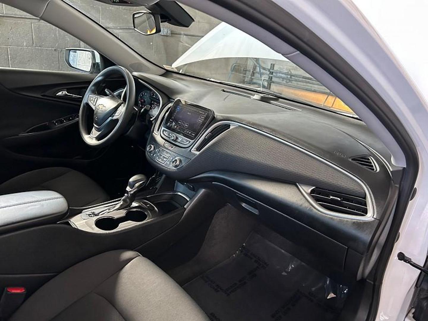 2022 WHITE Chevrolet Malibu (1G1ZD5ST9NF) with an 4-Cyl Turbo 1.5 Liter engine, Automatic CVT transmission, located at 412 Auto Vista Drive, Palmdale, CA, 93551, (661) 945-0620, 34.592636, -118.136681 - Photo#25
