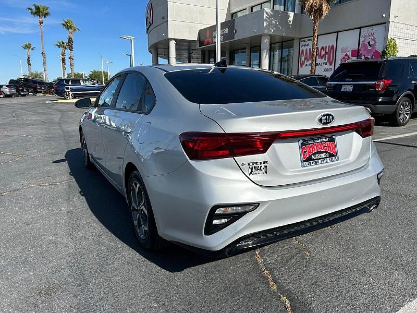 2021 GRAY Kia Forte (3KPF24AD5ME) with an 4-Cyl 2.0 Liter engine, Automatic IVT transmission, located at 412 Auto Vista Drive, Palmdale, CA, 93551, (661) 945-0620, 34.592636, -118.136681 - Photo#5