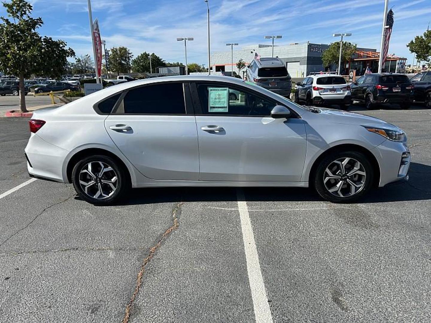 2021 GRAY Kia Forte (3KPF24AD5ME) with an 4-Cyl 2.0 Liter engine, Automatic IVT transmission, located at 412 Auto Vista Drive, Palmdale, CA, 93551, (661) 945-0620, 34.592636, -118.136681 - Photo#8