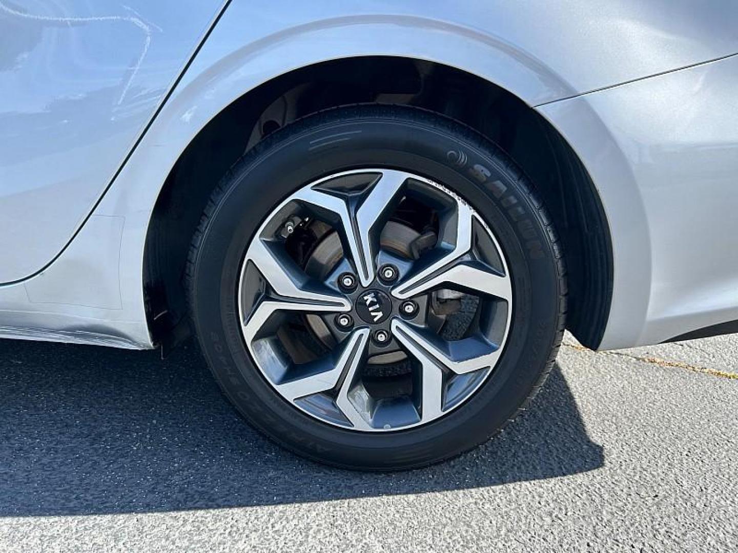 2021 GRAY Kia Forte (3KPF24AD5ME) with an 4-Cyl 2.0 Liter engine, Automatic IVT transmission, located at 412 Auto Vista Drive, Palmdale, CA, 93551, (661) 945-0620, 34.592636, -118.136681 - Photo#14