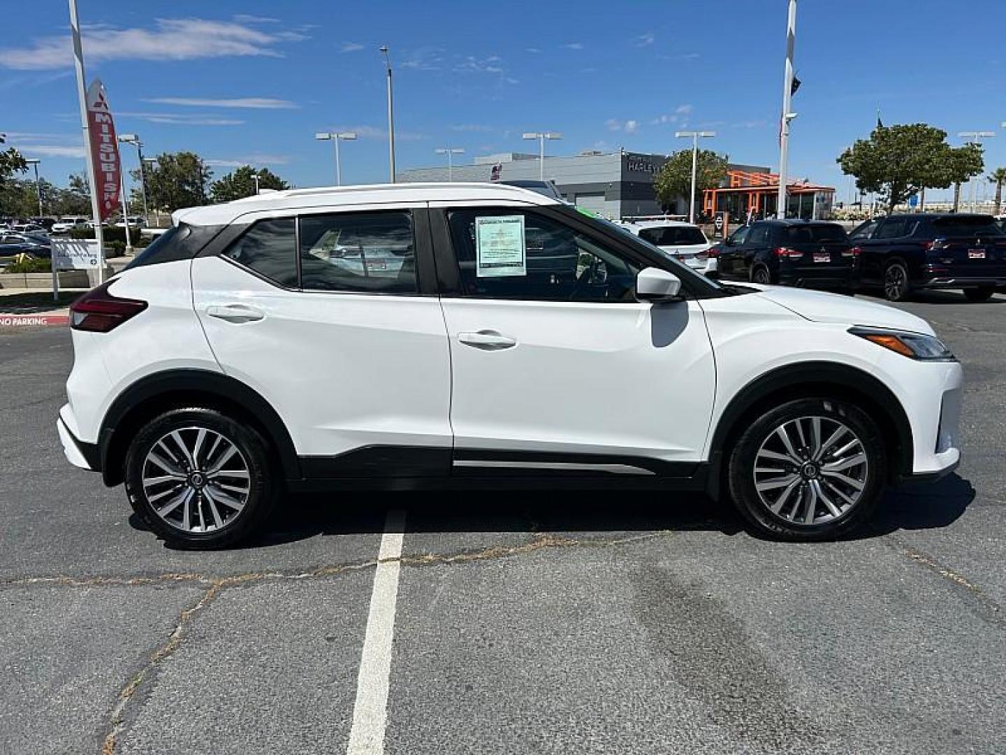 2021 WHITE Nissan Kicks (3N1CP5CV5ML) with an 4-Cyl 1.6 Liter engine, Automatic CVT w/Xtronic transmission, located at 412 Auto Vista Drive, Palmdale, CA, 93551, (661) 945-0620, 34.592636, -118.136681 - Photo#3