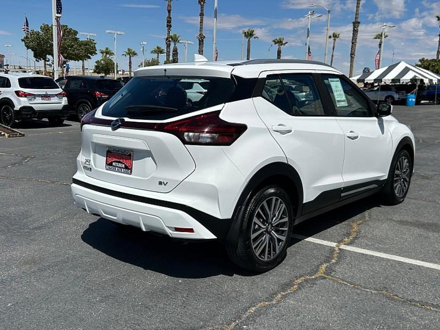 2021 WHITE Nissan Kicks (3N1CP5CV5ML) with an 4-Cyl 1.6 Liter engine, Automatic CVT w/Xtronic transmission, located at 412 Auto Vista Drive, Palmdale, CA, 93551, (661) 945-0620, 34.592636, -118.136681 - Photo#4