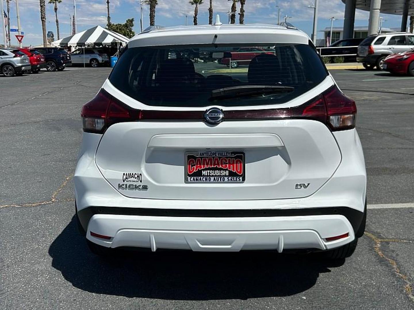 2021 WHITE Nissan Kicks (3N1CP5CV5ML) with an 4-Cyl 1.6 Liter engine, Automatic CVT w/Xtronic transmission, located at 412 Auto Vista Drive, Palmdale, CA, 93551, (661) 945-0620, 34.592636, -118.136681 - Photo#5