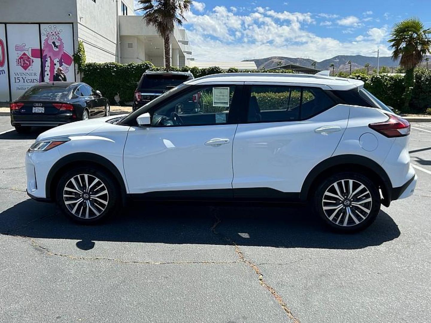 2021 WHITE Nissan Kicks (3N1CP5CV5ML) with an 4-Cyl 1.6 Liter engine, Automatic CVT w/Xtronic transmission, located at 412 Auto Vista Drive, Palmdale, CA, 93551, (661) 945-0620, 34.592636, -118.136681 - Photo#7