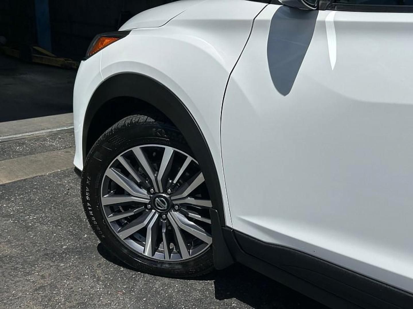 2021 WHITE Nissan Kicks (3N1CP5CV5ML) with an 4-Cyl 1.6 Liter engine, Automatic CVT w/Xtronic transmission, located at 412 Auto Vista Drive, Palmdale, CA, 93551, (661) 945-0620, 34.592636, -118.136681 - Photo#10