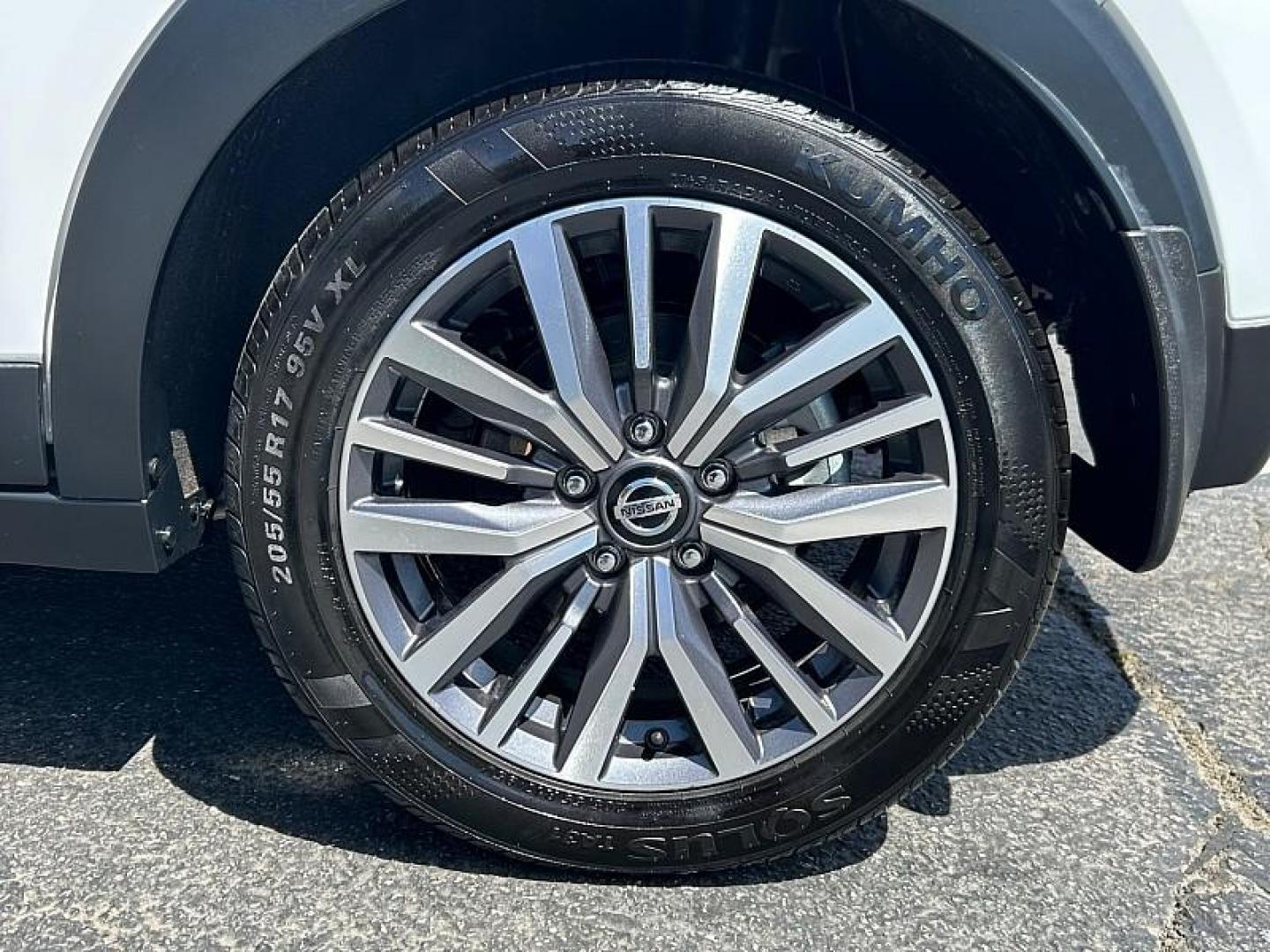 2021 WHITE Nissan Kicks (3N1CP5CV5ML) with an 4-Cyl 1.6 Liter engine, Automatic CVT w/Xtronic transmission, located at 412 Auto Vista Drive, Palmdale, CA, 93551, (661) 945-0620, 34.592636, -118.136681 - Photo#13