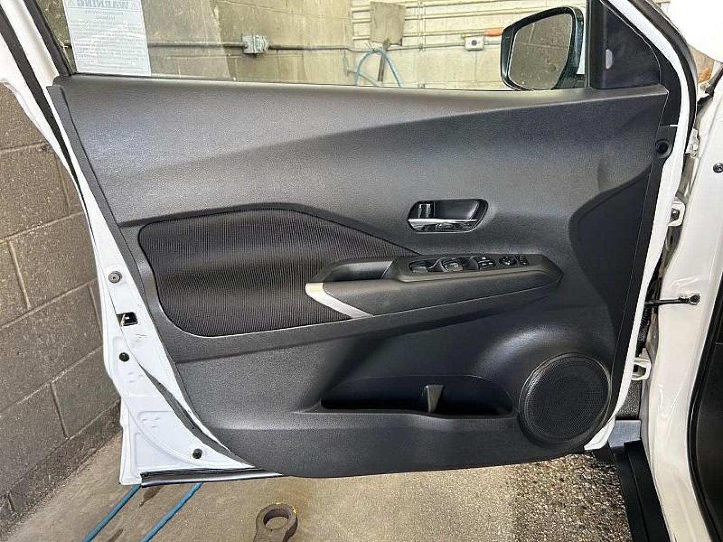 2021 WHITE Nissan Kicks (3N1CP5CV5ML) with an 4-Cyl 1.6 Liter engine, Automatic CVT w/Xtronic transmission, located at 412 Auto Vista Drive, Palmdale, CA, 93551, (661) 945-0620, 34.592636, -118.136681 - Photo#16