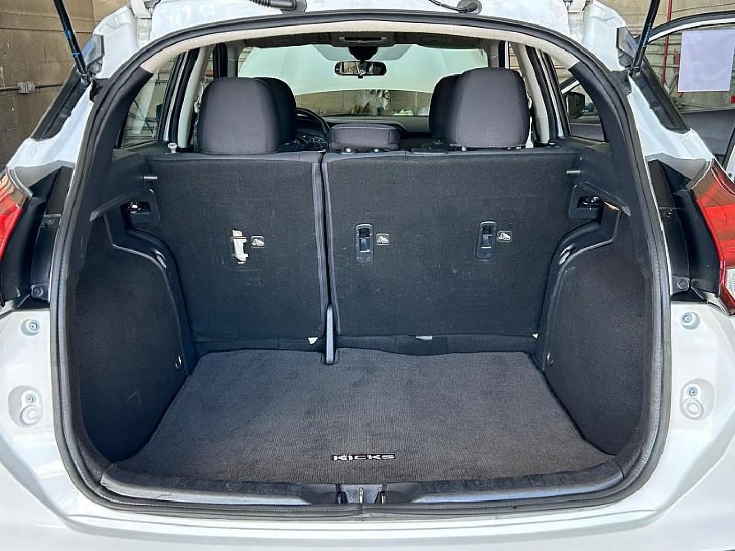 2021 WHITE Nissan Kicks (3N1CP5CV5ML) with an 4-Cyl 1.6 Liter engine, Automatic CVT w/Xtronic transmission, located at 412 Auto Vista Drive, Palmdale, CA, 93551, (661) 945-0620, 34.592636, -118.136681 - Photo#27