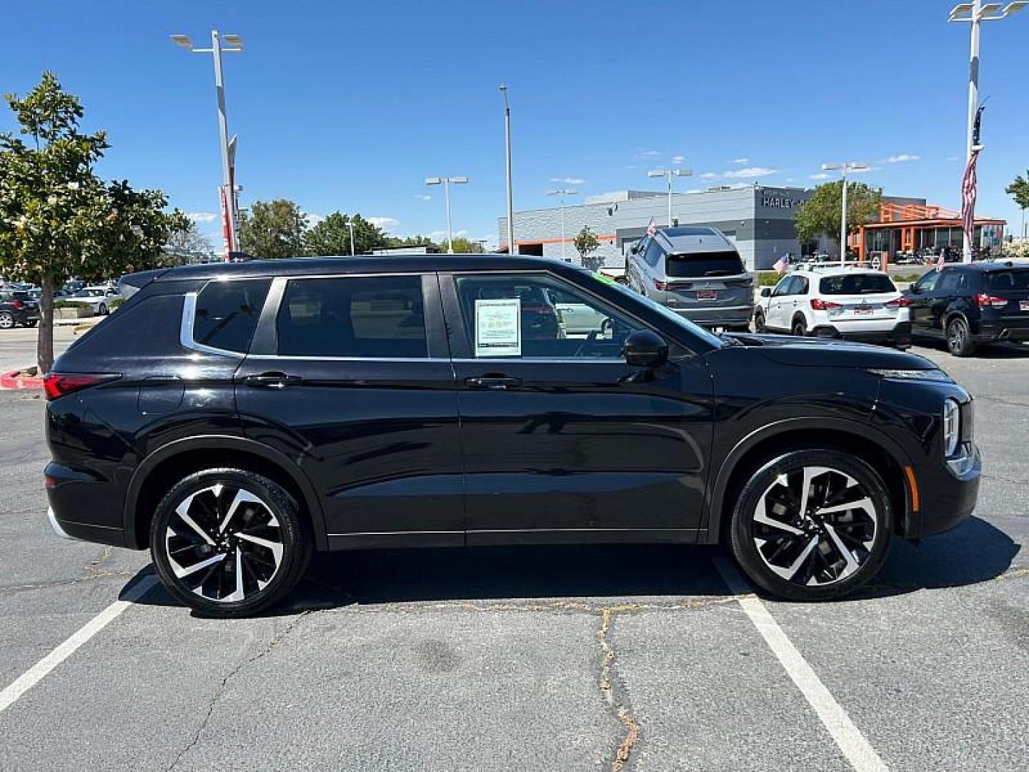 2024 BLACK Mitsubishi Outlander (JA4J3VA85RZ) with an 4-Cyl 2.5 Liter engine, Automatic CVT transmission, located at 412 Auto Vista Drive, Palmdale, CA, 93551, (661) 945-0620, 34.592636, -118.136681 - Photo#3
