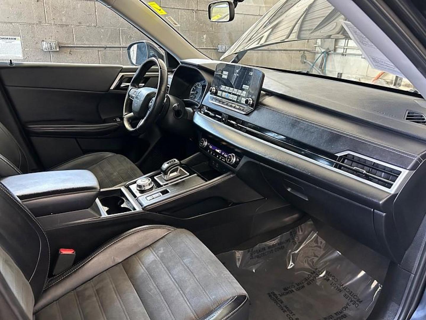 2024 BLACK Mitsubishi Outlander (JA4J3VA85RZ) with an 4-Cyl 2.5 Liter engine, Automatic CVT transmission, located at 412 Auto Vista Drive, Palmdale, CA, 93551, (661) 945-0620, 34.592636, -118.136681 - Photo#30