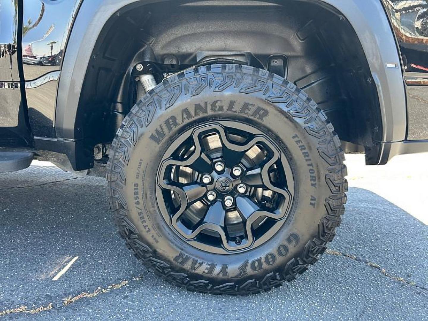 2022 BLACK Ram 1500 4WD (1C6SRFU91NN) with an V8 HEMI 6.2 Liter engine, Automatic 8-Spd transmission, located at 412 Auto Vista Drive, Palmdale, CA, 93551, (661) 945-0620, 34.592636, -118.136681 - Photo#15