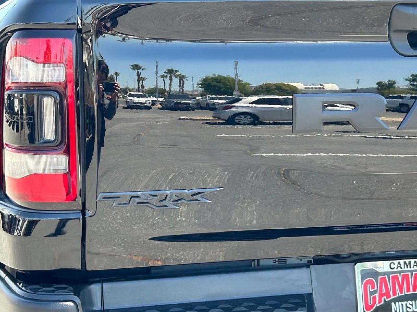 2022 BLACK Ram 1500 4WD (1C6SRFU91NN) with an V8 HEMI 6.2 Liter engine, Automatic 8-Spd transmission, located at 412 Auto Vista Drive, Palmdale, CA, 93551, (661) 945-0620, 34.592636, -118.136681 - Photo#17