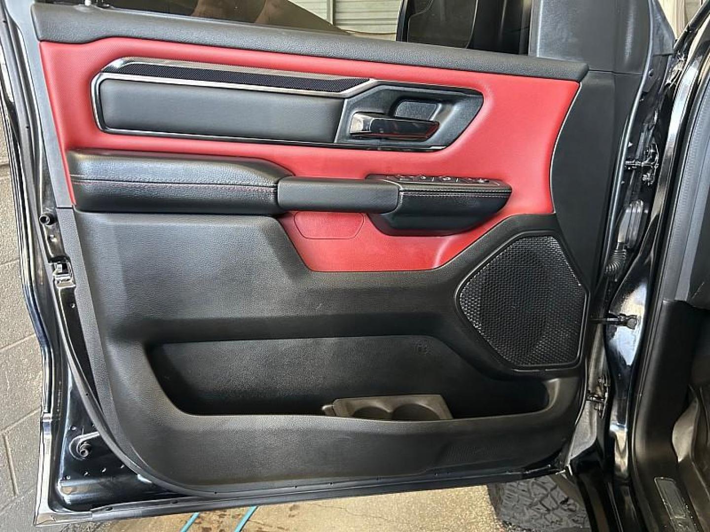 2022 BLACK Ram 1500 4WD (1C6SRFU91NN) with an V8 HEMI 6.2 Liter engine, Automatic 8-Spd transmission, located at 412 Auto Vista Drive, Palmdale, CA, 93551, (661) 945-0620, 34.592636, -118.136681 - Photo#18