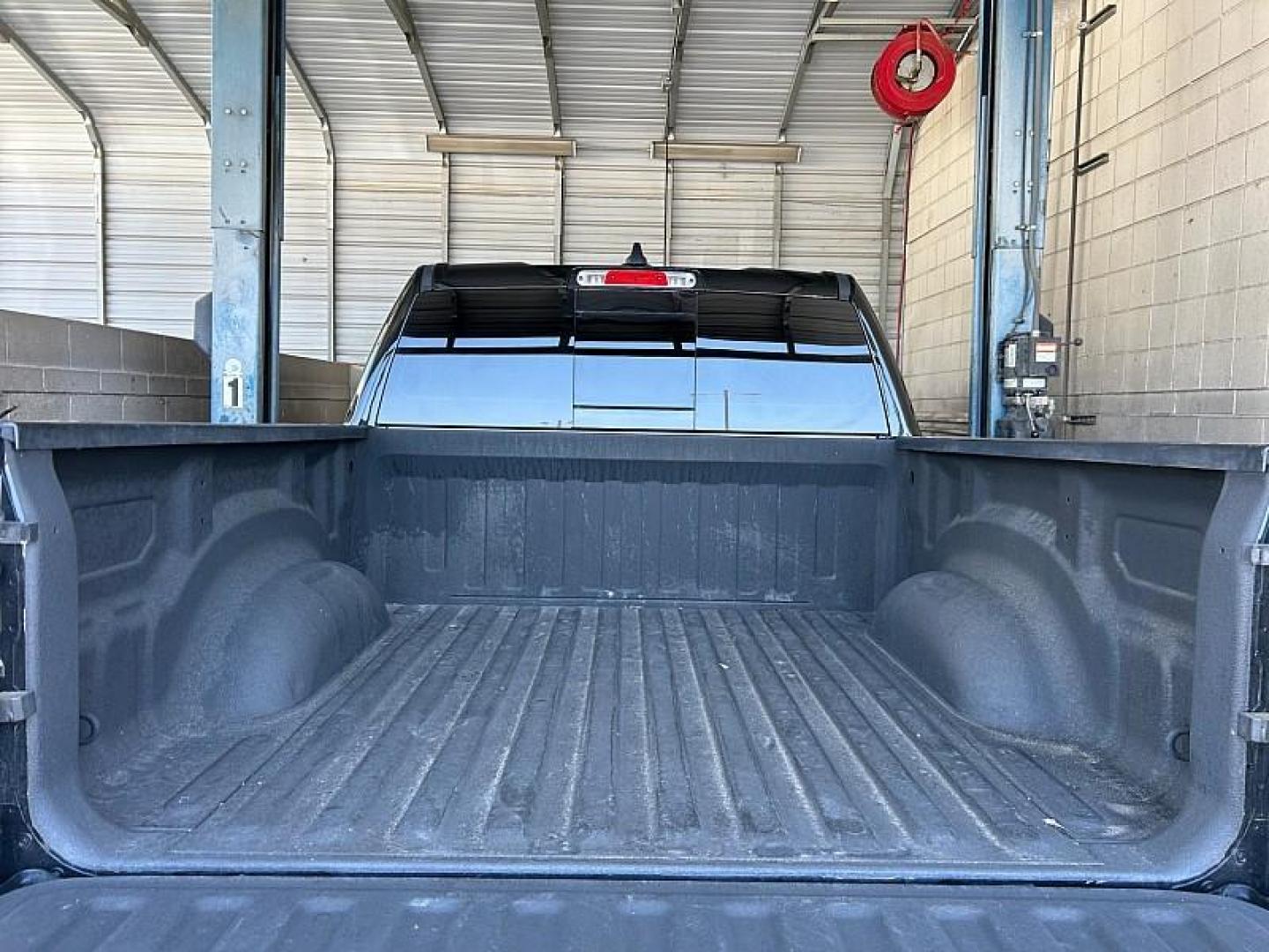 2022 BLACK Ram 1500 4WD (1C6SRFU91NN) with an V8 HEMI 6.2 Liter engine, Automatic 8-Spd transmission, located at 412 Auto Vista Drive, Palmdale, CA, 93551, (661) 945-0620, 34.592636, -118.136681 - Photo#32