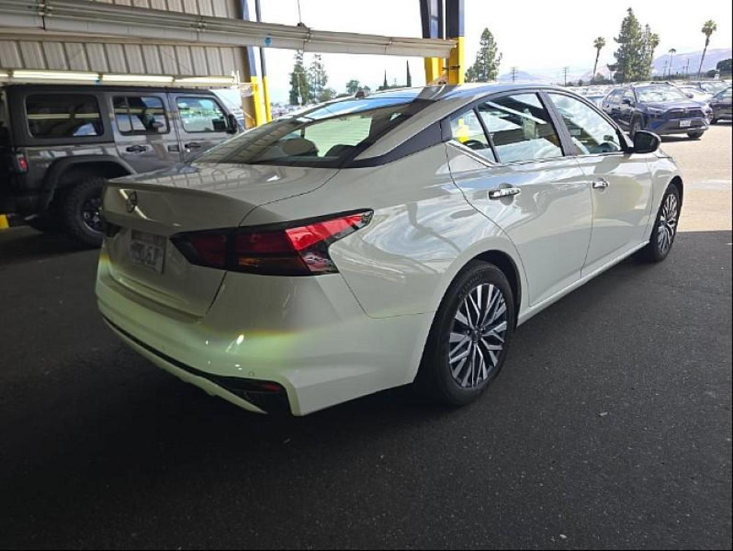2025 WHITE Nissan Altima (1N4BL4DV0SN) with an 4-Cyl 2.5 Liter engine, Automatic CVT transmission, located at 412 Auto Vista Drive, Palmdale, CA, 93551, (661) 945-0620, 34.592636, -118.136681 - Photo#2